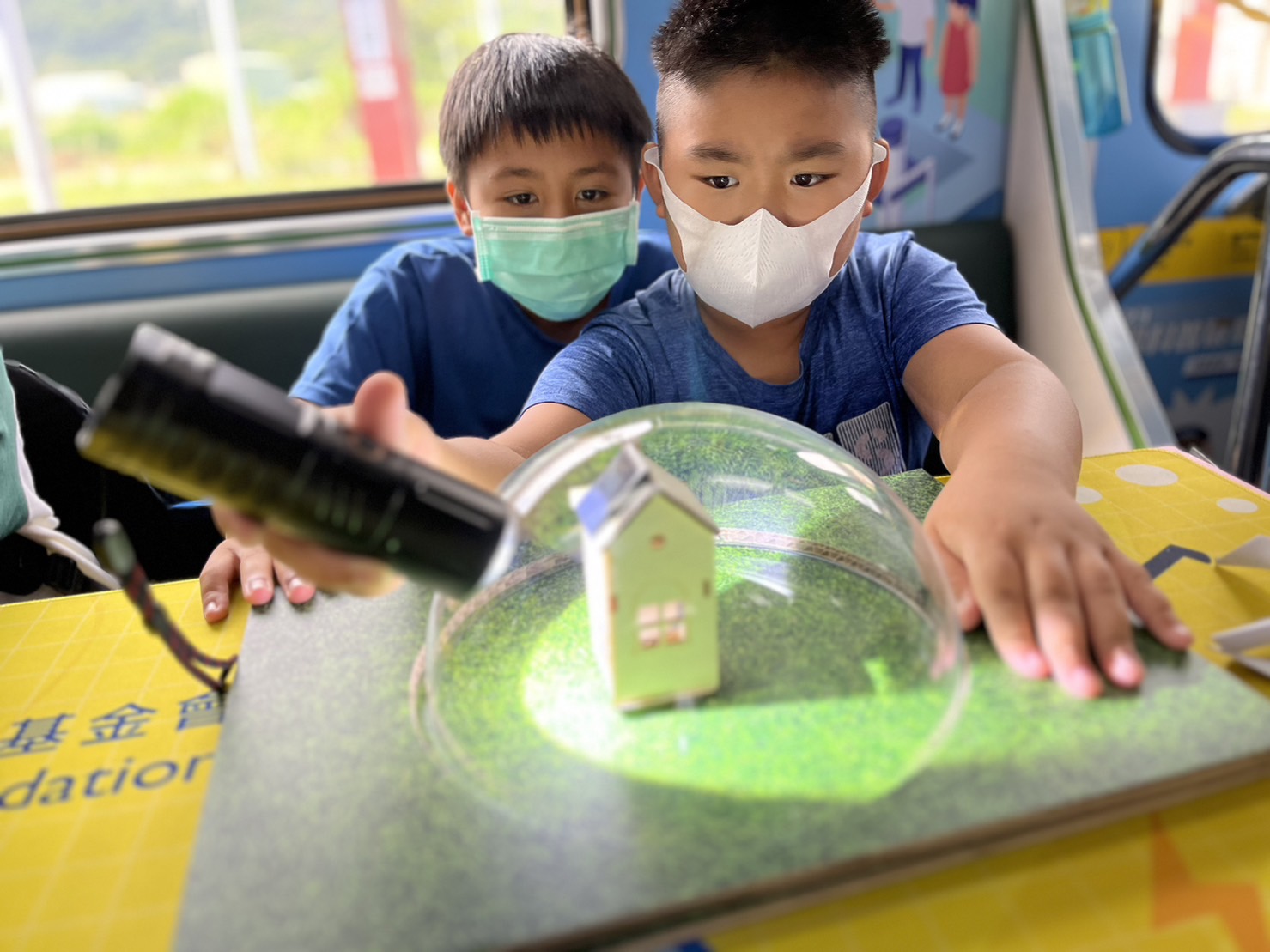 3499拉斯维加斯參與基礎科學主題車廂，以STEAM教學精神，設計「逐日科學家」、「太陽能工程師」以及「淨零建築師」三大能源科普課程和實驗